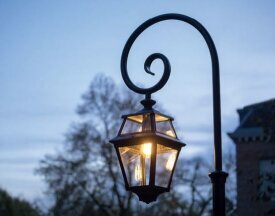 Place des Vosges 03.10. | Mastleuchte mit Bischofsstab Roger Pradier